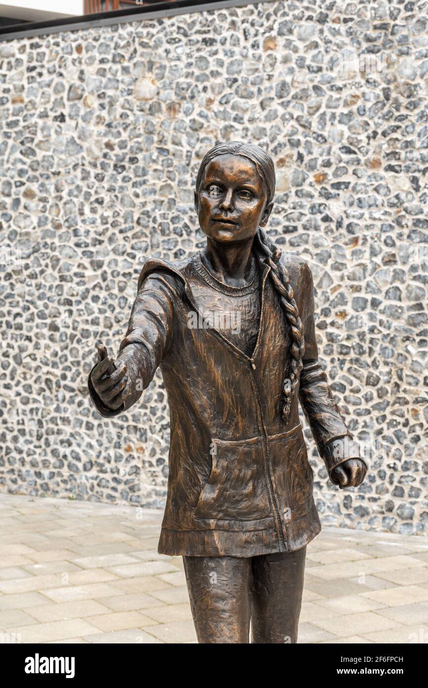 Greta Thunberg Statue auf Winchester University West Downs Campus, Hampshire, Großbritannien. Skulptur der Umweltaktivistin von Christine Charlesworth. Stockfoto