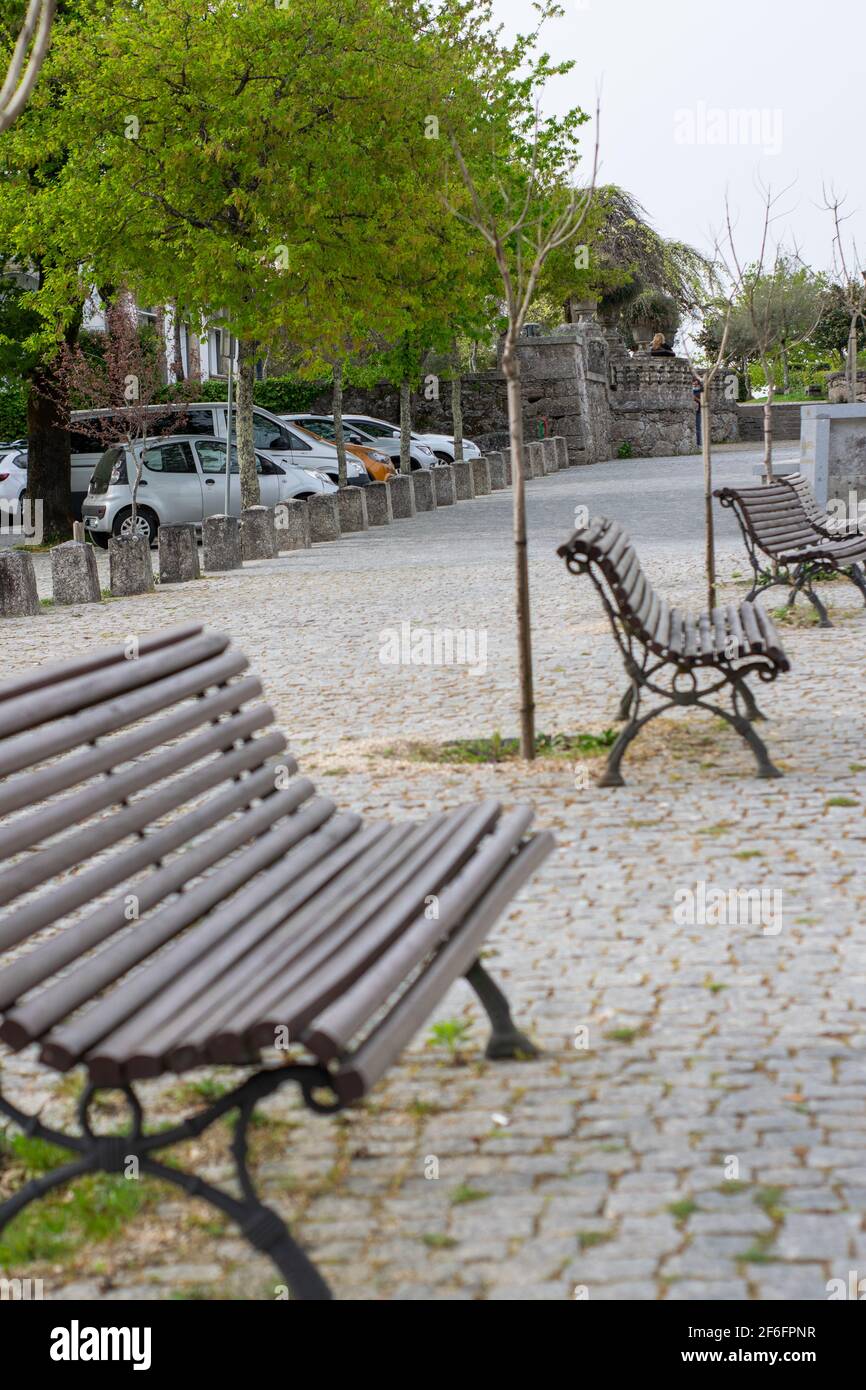 Bereit, auf den leeren Bänken zu sitzen, leere Bänke in Coronavirus-Zeiten wegen Notfällen und sozialer Distanzierung. Stockfoto