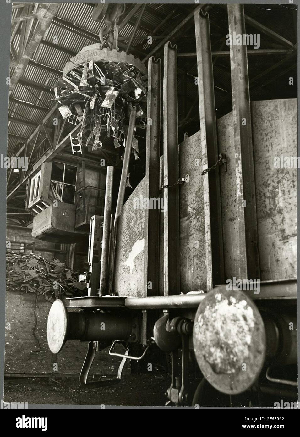 Entladung von Eisenschrott bei der Eisenverarbeitung ab. Stockfoto