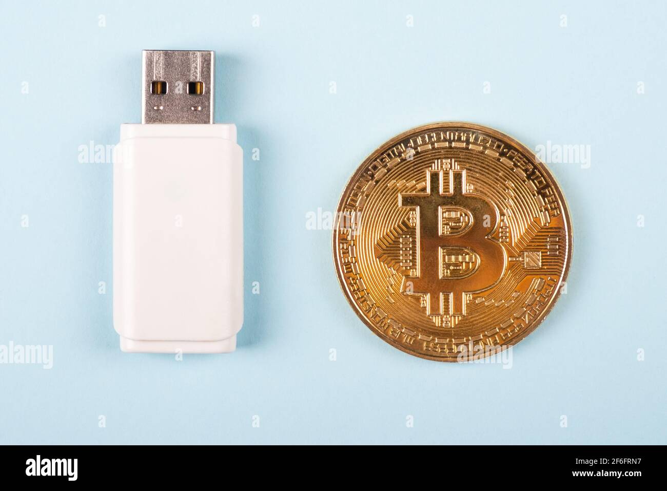 Goldmünze Kryptowährung Bitcoin mit USB-Stick close-up, Sicherheitsschlüssel, verschlüsselten Speicher als sichere Brieftasche. Stockfoto