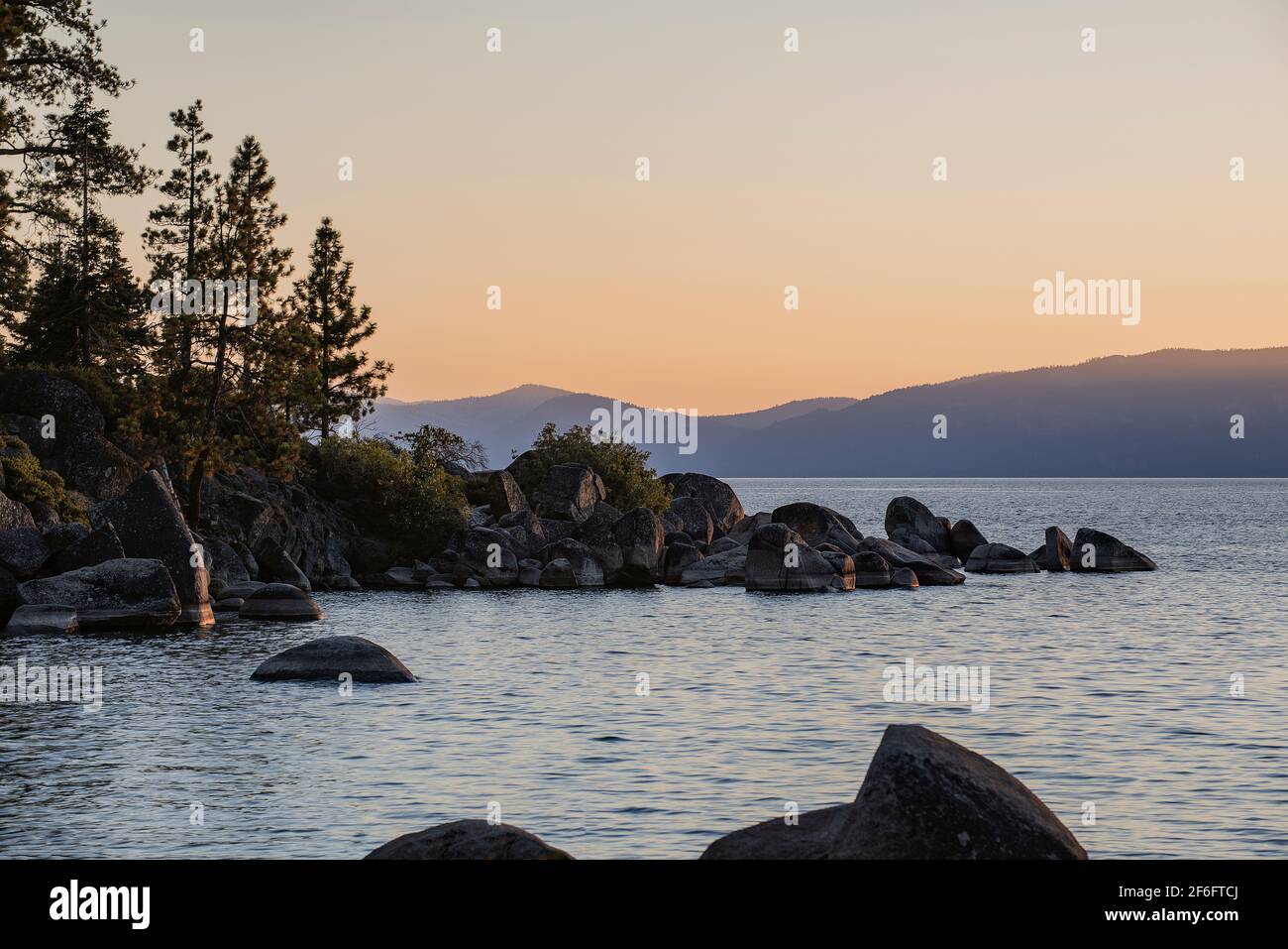 Küstenlinie am Lake Tahoe, Kalifornien Stockfoto