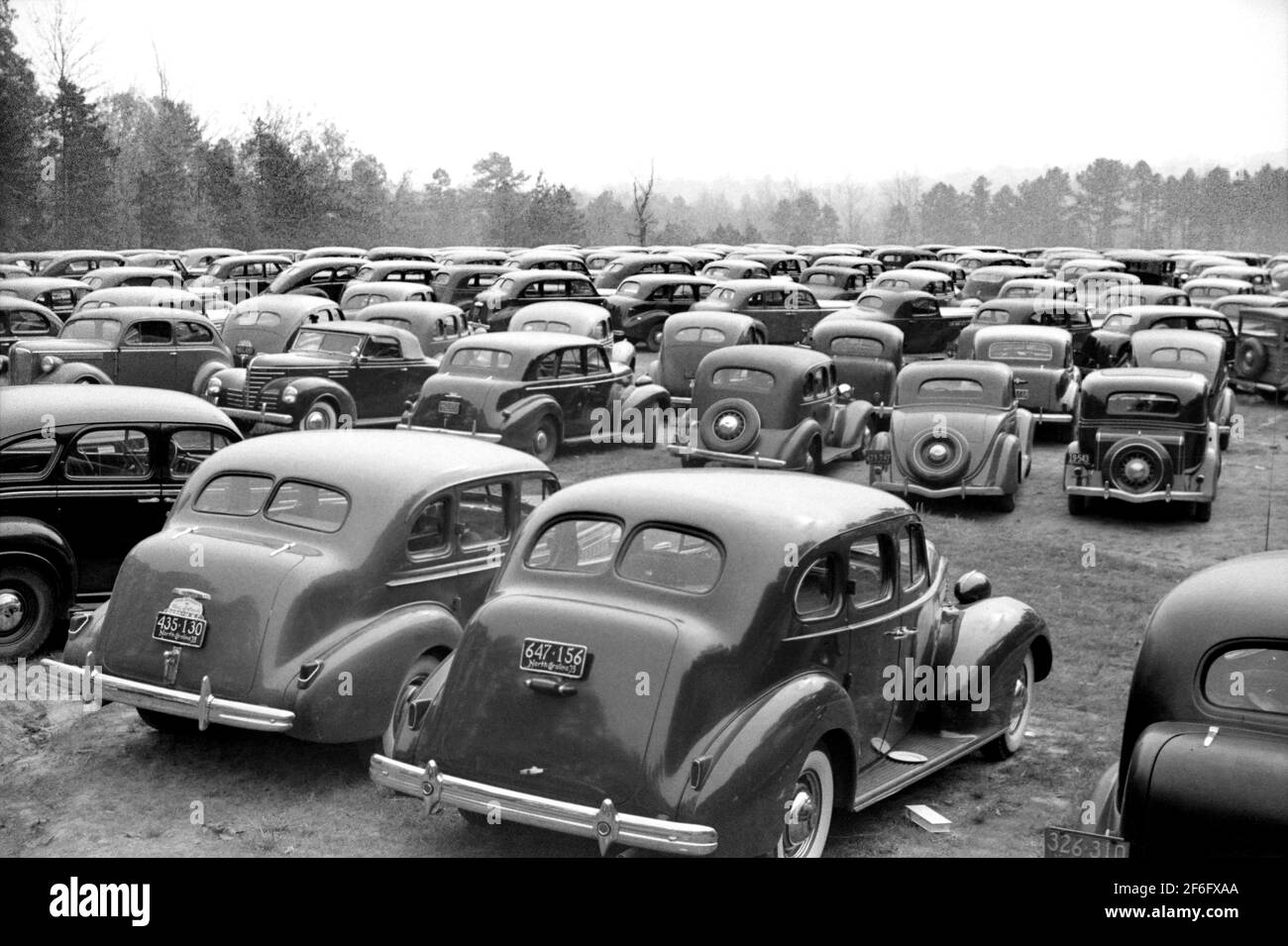Autos geparkt außerhalb Stadion während Duke University-North Carolina Football Game, Durham, North Carolina, USA, Marion Post Wolcott, U.S. Farm Security Administration, November 1939 Stockfoto