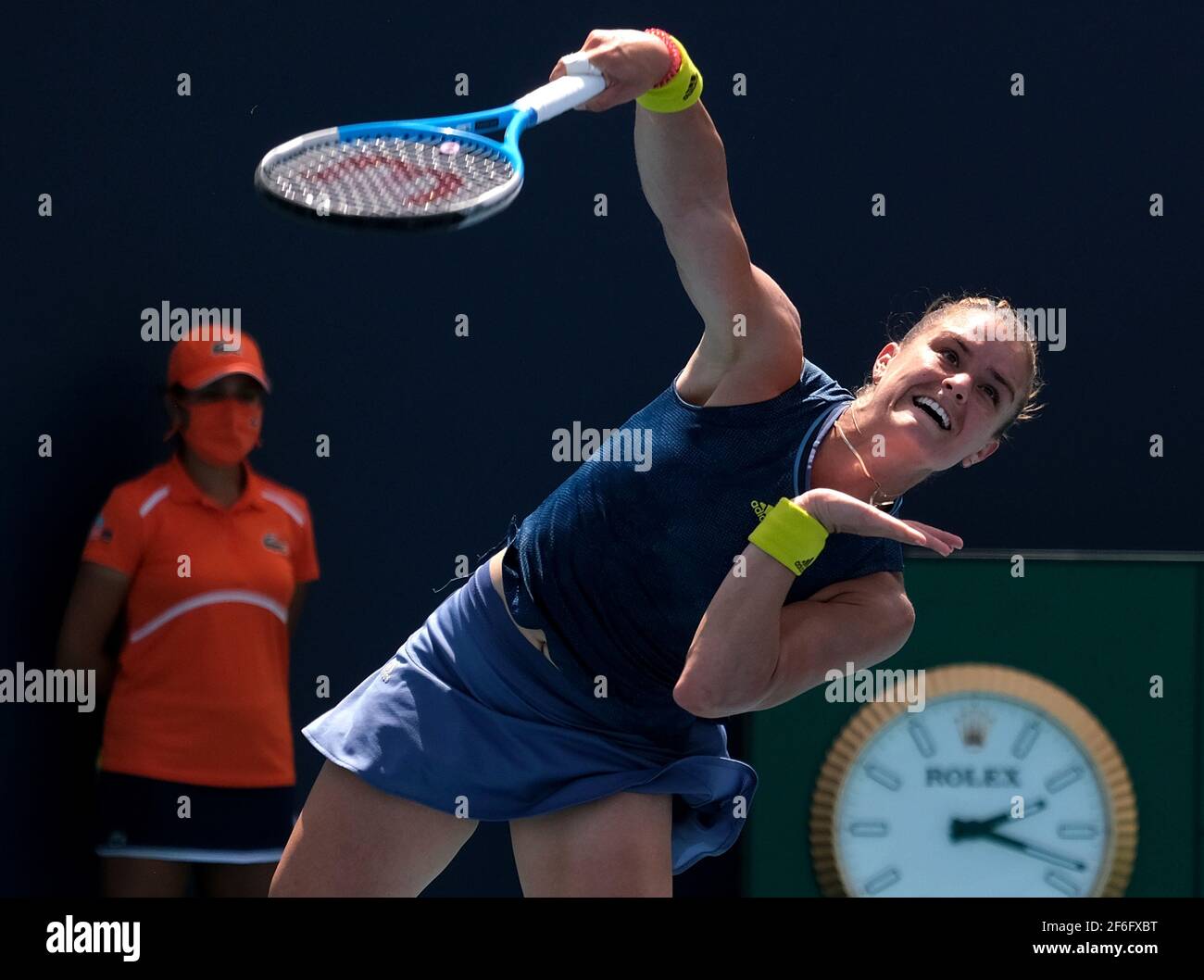 Miami Gardens, Usa. März 2021, 31st. Maria Sakkari aus Griechenland bedient Naomi Osaka aus Japan im Viertelfinale bei den Miami Open im Hard Rock Stadium in Miami Gardens, Florida am Mittwoch, 31. März 2021. Sakkari besiegte Osaka in geraden Sätzen, um ins Halbfinale vorzurücken. Foto von Gary i Rothstein/UPI Kredit: UPI/Alamy Live News Stockfoto