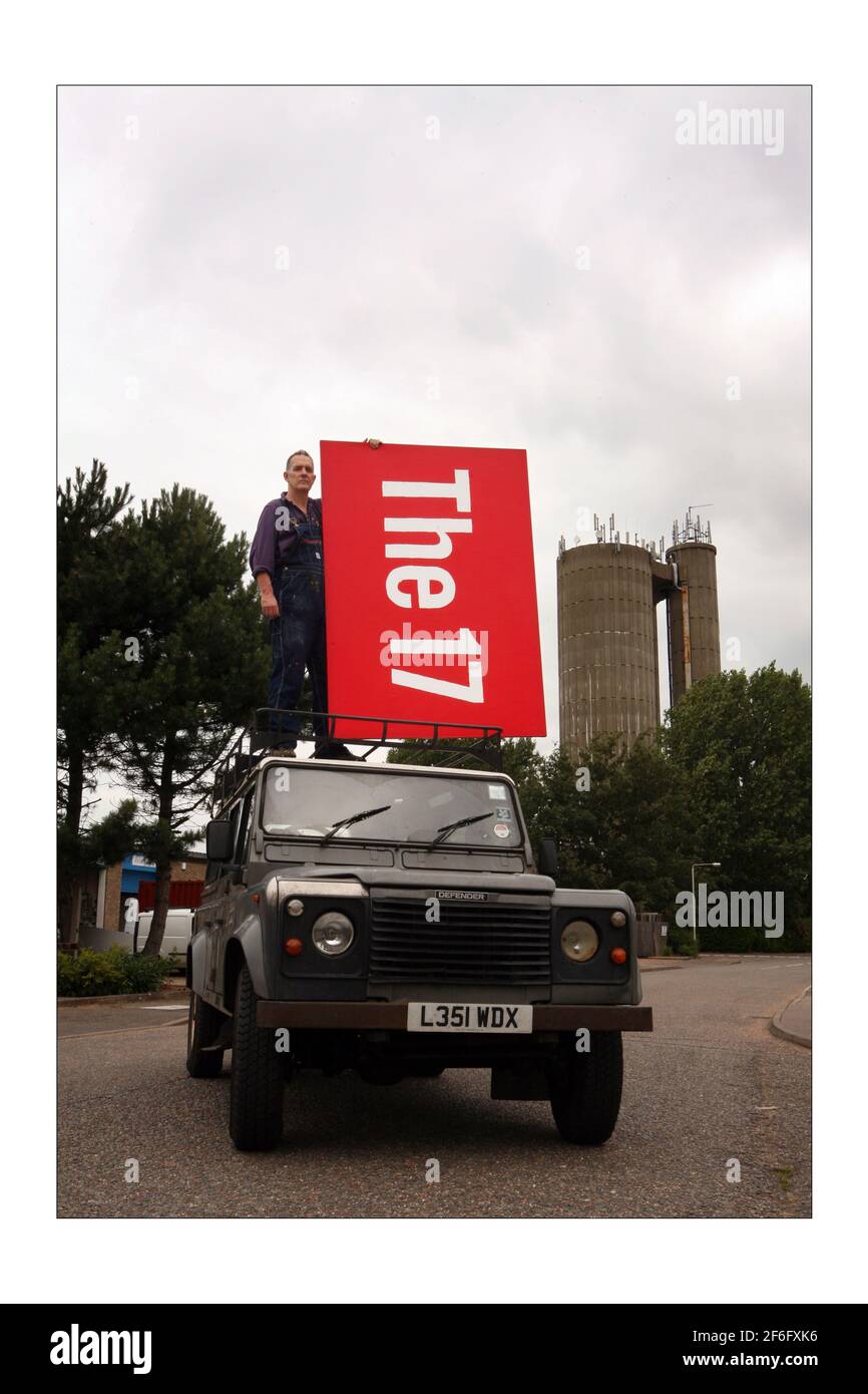 Bill Drummond (ehemaliges KLF-Mitglied und jetzt Großkünstler) In seinem Abstellraum/Atelier in Norwichphotograph von David Sandison The Independent Stockfoto