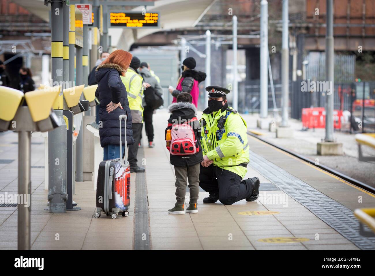 BILD VON CHRIS BULL FÜR TFGM 17/2/21 TravelSafe Partnership Aktionstag an der Manchester Victoria Station. Polizeistreife während der Covid19-Pandemie. www.chrisbullphotographer.com Stockfoto
