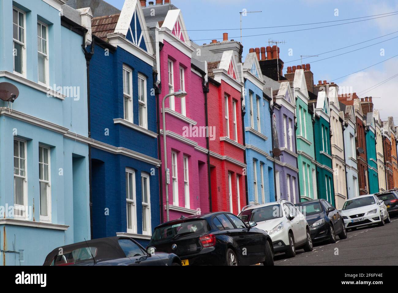 Eine Terrasse mit bunt bemalten Häusern in Brighton, Großbritannien Stockfoto