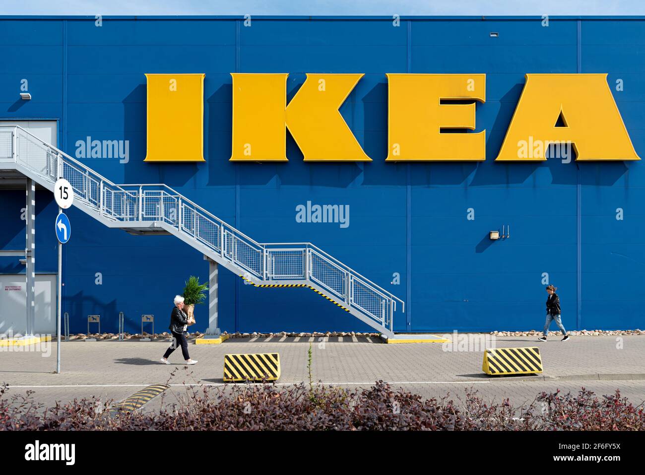Warschau, Polen, 2020. September: Großes IKEA-Logo im Laden. IKEA, gegründet in Schweden, ist der weltweit größte Möbelhändler Stockfoto