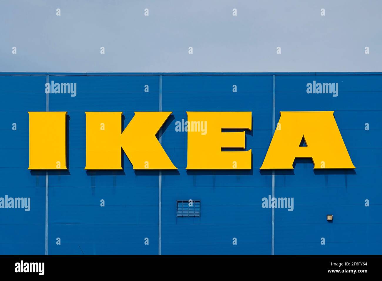 Warschau, Polen, 2020. September: Großes IKEA-Logo im Laden. IKEA, gegründet in Schweden, ist der weltweit größte Möbelhändler Stockfoto