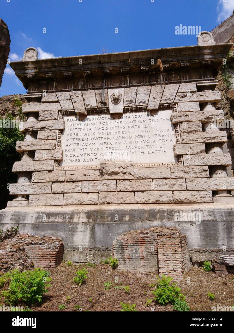 Lateinische Inschrift des größeren Tores oder der Porta Maggiore. Altes Stadttor aus dem 3. Jahrhundert in Rom mit zwei Aquädukten. Historische Sehenswürdigkeiten im Stadtzentrum von Rom, Stockfoto