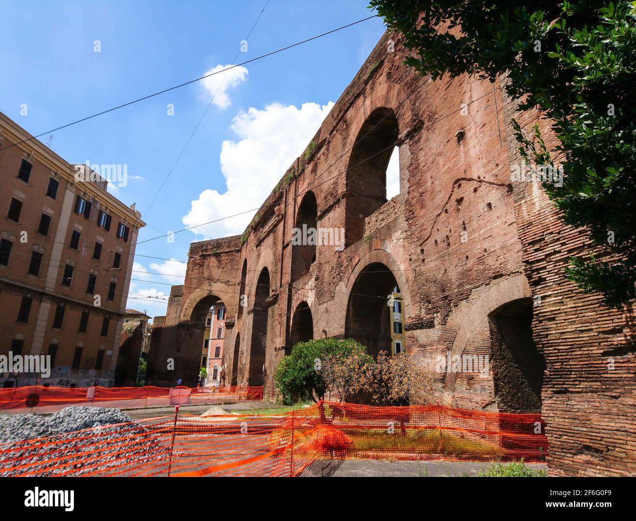 Zwei Aquädukte werden in der Nähe des größeren Tores oder der Porta Maggiore rekonstruiert. Die Stadtmauer Roms aus dem 3. Jahrhundert. Rom historische Sehenswürdigkeiten, Italien Stockfoto