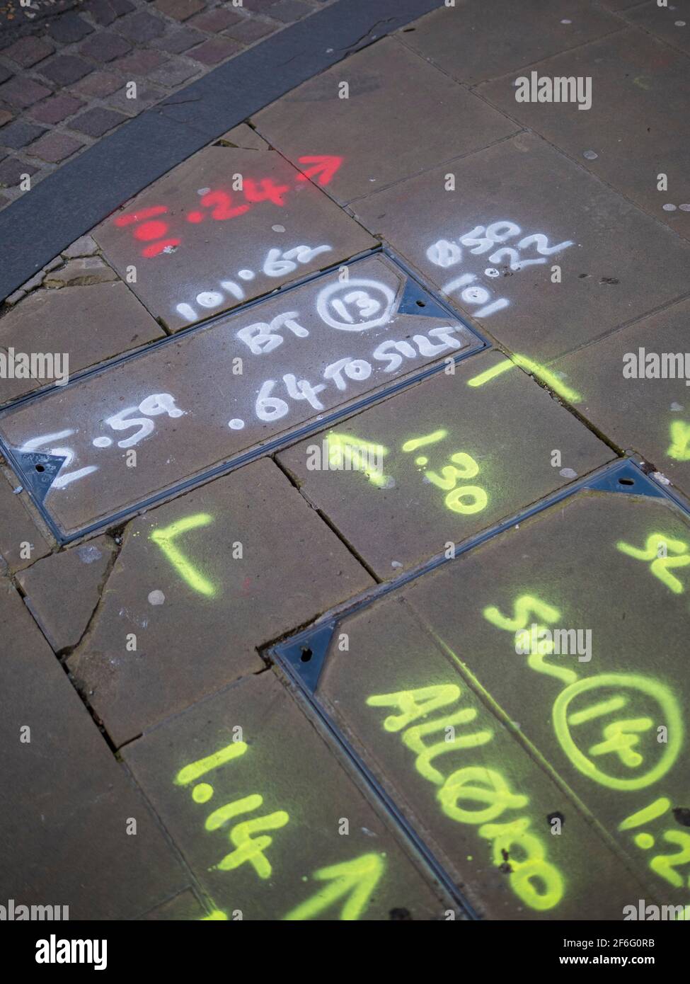 Markierungen auf dem Bürgersteig, Oxford, Oxfordshire, England, Großbritannien, GB. Stockfoto