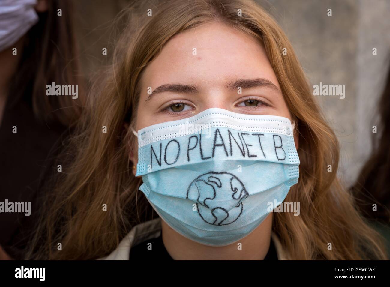 Warschau, 2020. September: Porträt eines Mädchens mit Gesichtsschutzmaske beim Jugendstreik für das Klima aus Protest gegen die Klimapolitik. Kein Planet B Stockfoto