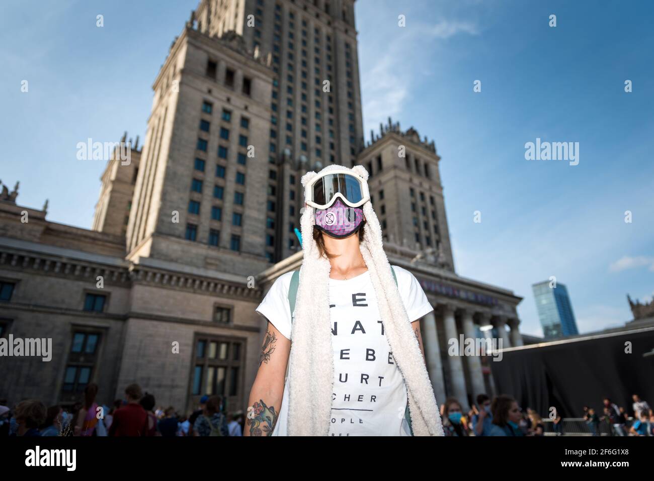 Warschau, September 2020: Porträt eines jungen Aktivisten, der vor dem Palast der Kultur und Wissenschaft steht. Jugendstreik gegen den Klimawandel Stockfoto