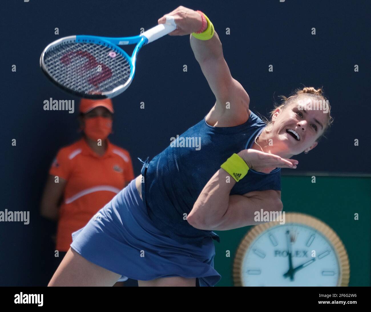 Miami Gardens, Usa. März 2021, 31st. Maria Sakkari aus Griechenland bedient Naomi Osaka aus Japan im Viertelfinale bei den Miami Open im Hard Rock Stadium in Miami Gardens, Florida am Mittwoch, 31. März 2021. Sakkari besiegte Osaka in geraden Sätzen, um ins Halbfinale vorzurücken. Foto von Gary i Rothstein/UPI Kredit: UPI/Alamy Live News Stockfoto