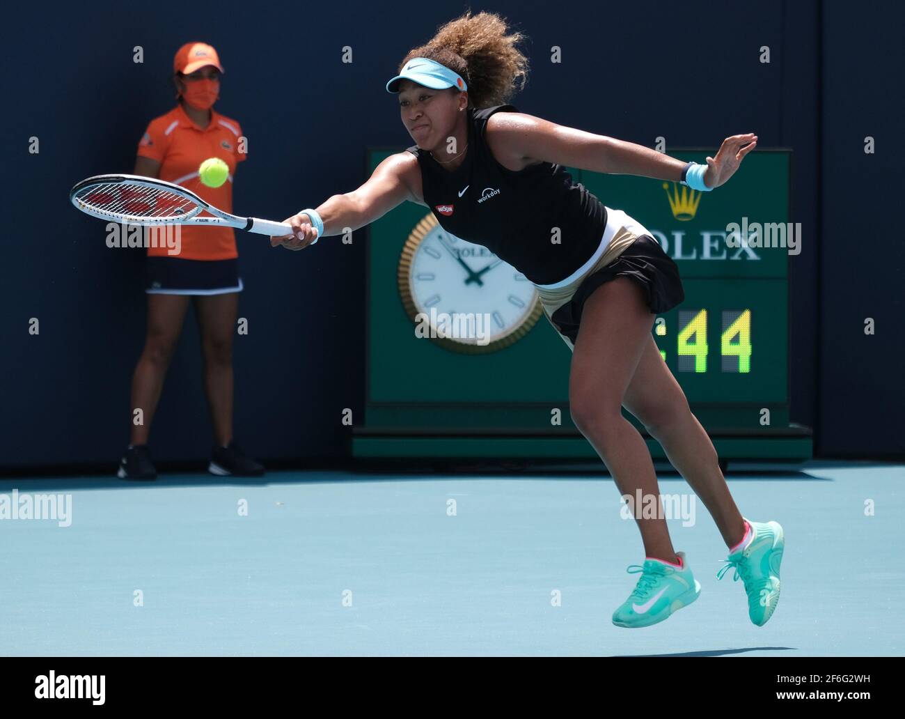 Miami Gardens, Usa. März 2021, 31st. Naomi Osaka aus Japan gibt den Ball an Maria Sakkari aus Griechenland im Viertelfinale bei den Miami Open im Hard Rock Stadium in Miami Gardens, Florida am Mittwoch, 31. März 2021 zurück. Sakkari besiegte Osaka in geraden Sätzen, um ins Halbfinale vorzurücken. Foto von Gary i Rothstein/UPI Kredit: UPI/Alamy Live News Stockfoto