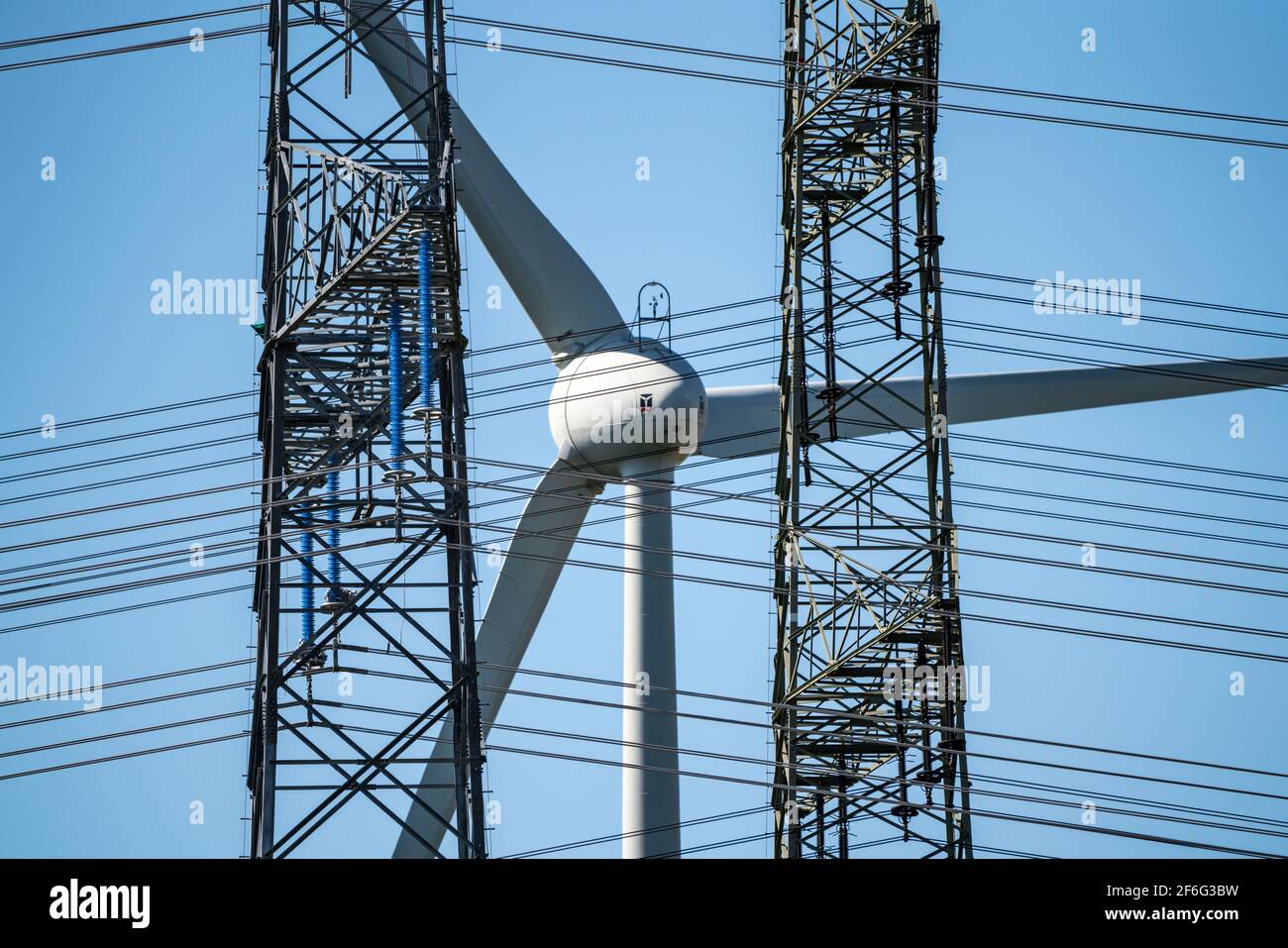 Teil einer neuen Streckenführung, 380 KV Hochspannungsleitung zwischen Osterath und Gohr, Windturbine, Dormagen-Broich, NRW, Deutschland, Stockfoto