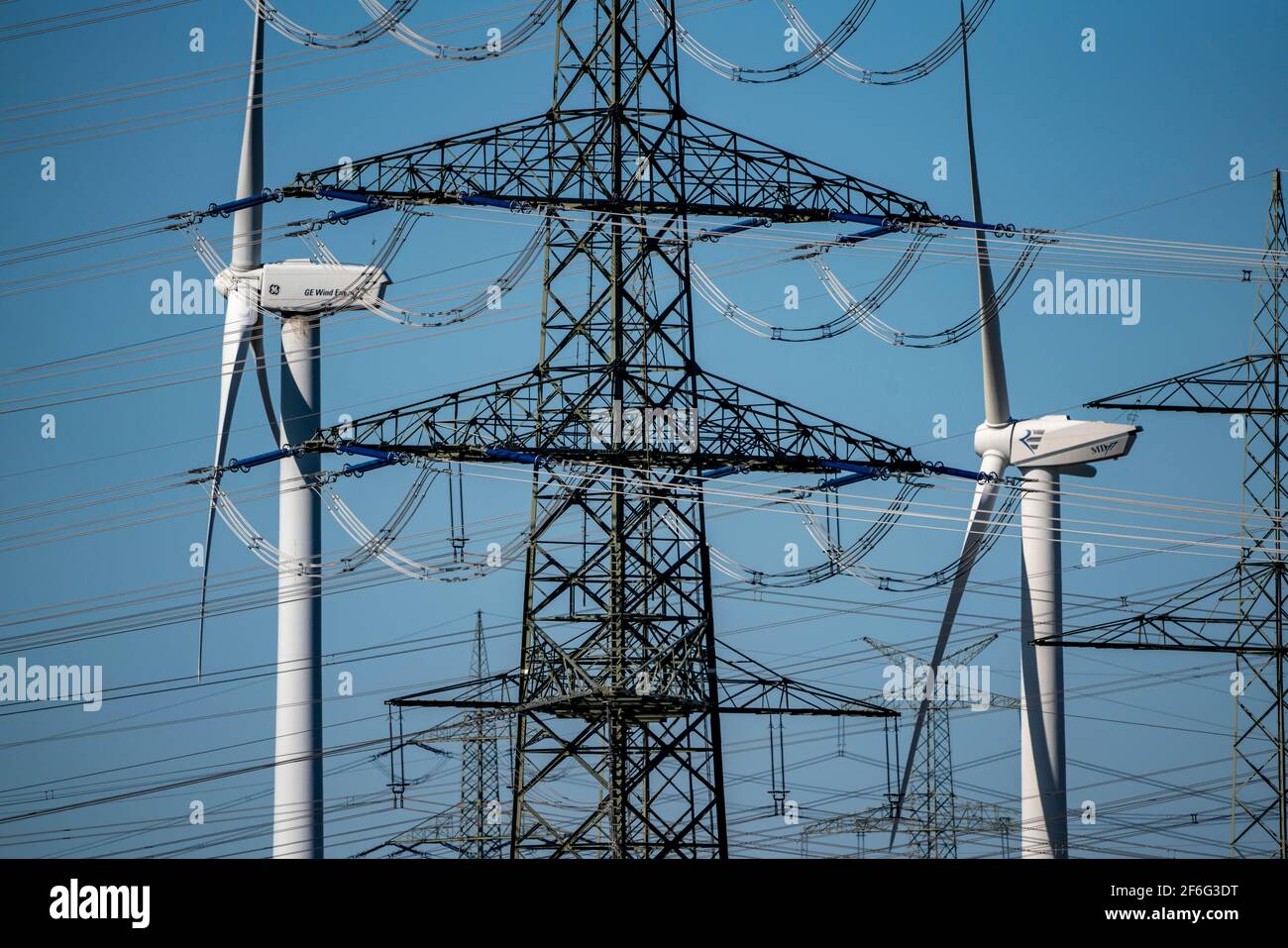 Teil einer Streckenführung, 380 KV Hochspannungsleitung, Windturbine, bei Hüchelhoven, Kreisstadt Bergheim, Rhein-Kreis-Neuss NRW, Deutschland, Stockfoto