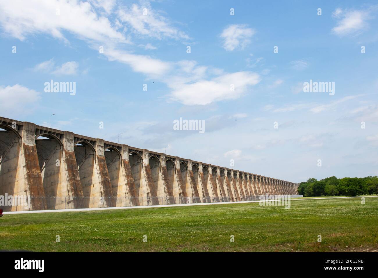 Perspektivischer Blick auf den Pensacola Damm - den längsten Mehrbogendamm In der Welt - befindet sich in Langley OK USA 12 2018 Stockfoto
