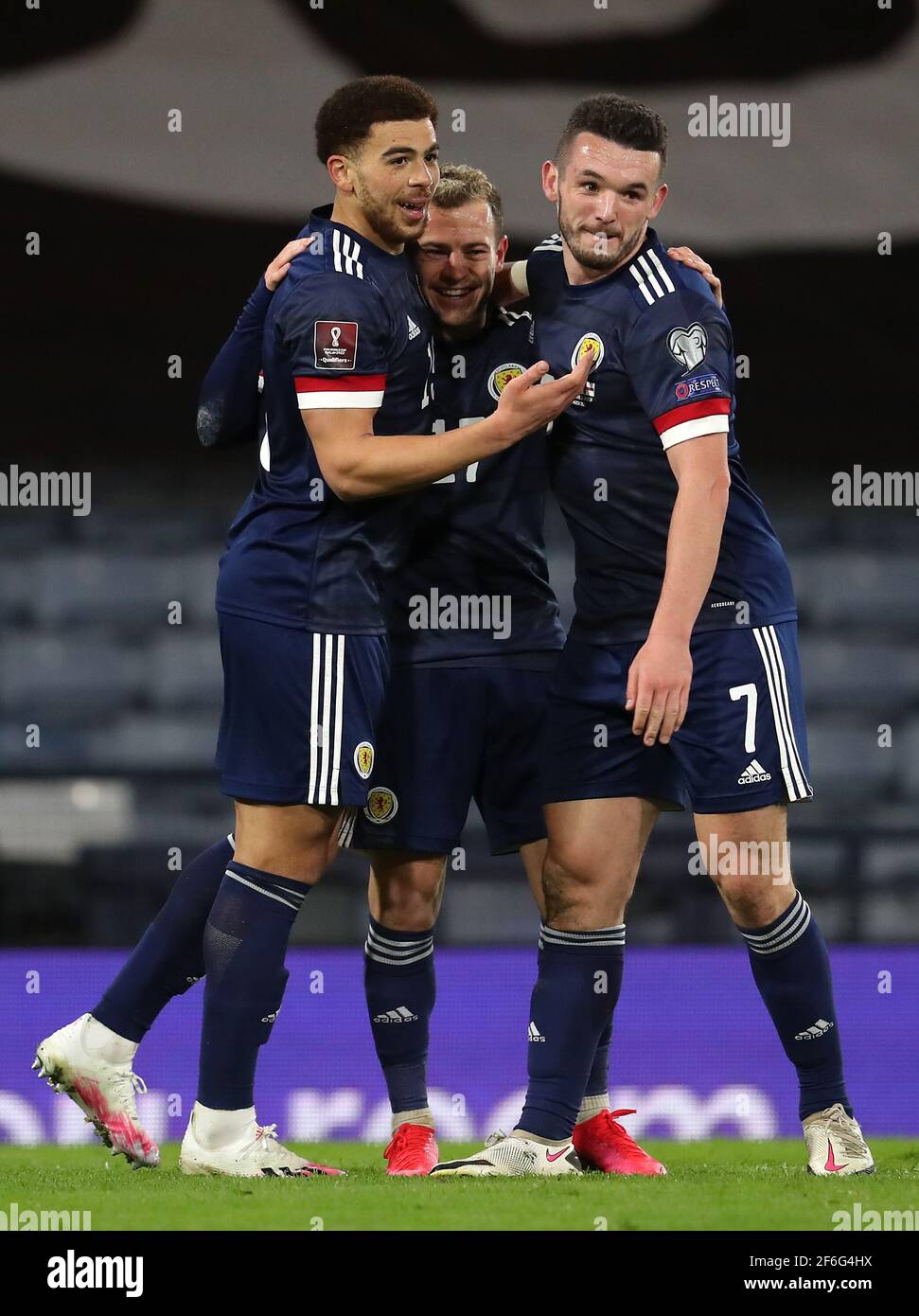 Der schottische Che Adams (links) feiert das dritte Tor seiner Mannschaft mit den Teamkollegen Ryan Fraser und John McGinn (rechts) während des FIFA-WM-Qualifikationsspiels 2022 in Hampden Park, Glasgow. Bilddatum: Mittwoch, 31. März 2021. Stockfoto