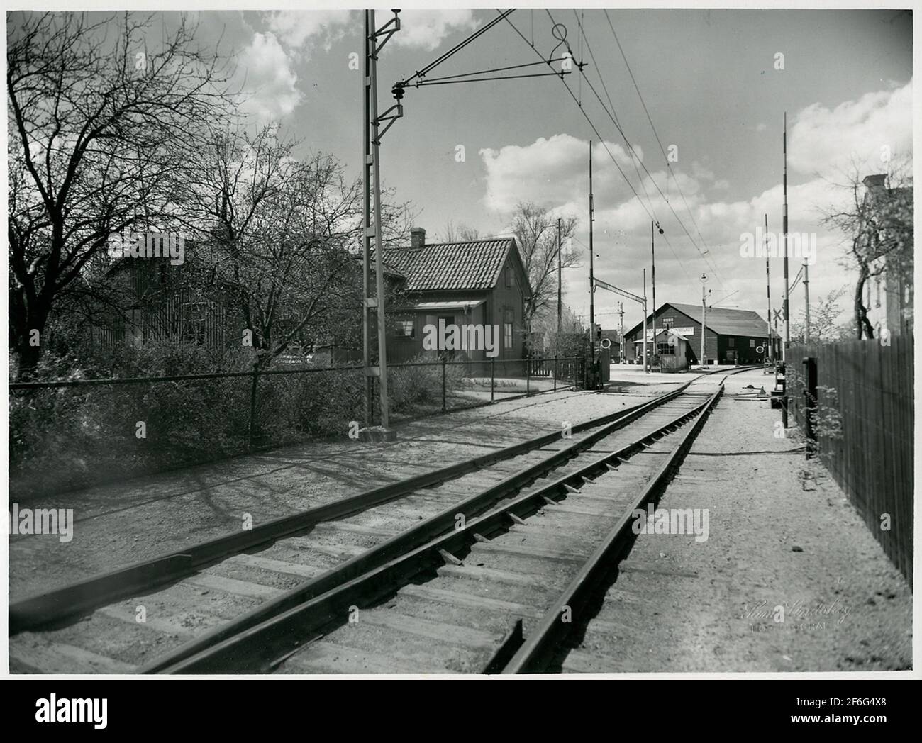 Eisenbahn mit Flugüberfahrt in Örebro. Stockfoto