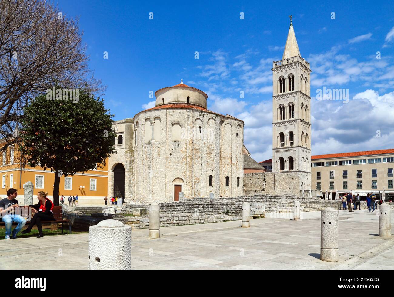 Kirche des heiligen Donatus, Crkva svetog Donata, Zadar Kroatien, mit dem Glockenturm der Kathedrale der heiligen Anastasia im Hintergrund Stockfoto