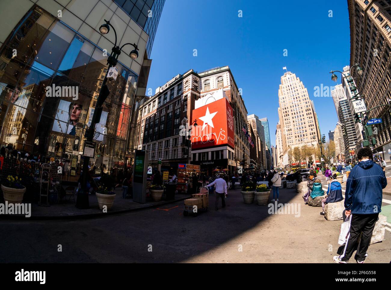 New York, USA. März 2021, 30th. Macy's Kaufhaus am Dienstag, den 30. März 2021 auf dem belebten Herald Square in New York. (ÂPhoto von Richard B. Levine) Quelle: SIPA USA/Alamy Live News Stockfoto