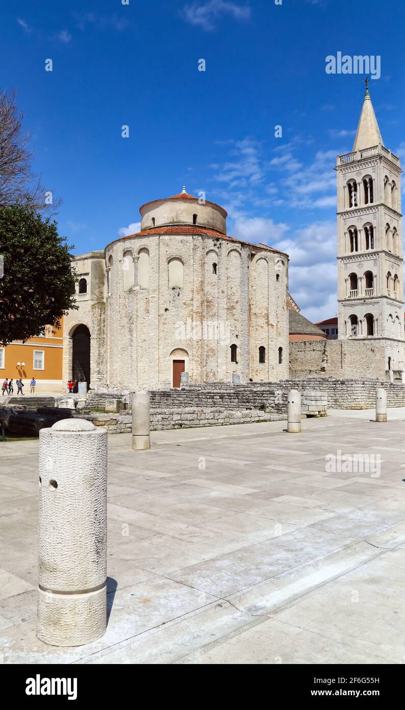 Kirche des heiligen Donatus, Crkva svetog Donata, Zadar Kroatien, mit dem Glockenturm der Kathedrale der heiligen Anastasia im Hintergrund Stockfoto