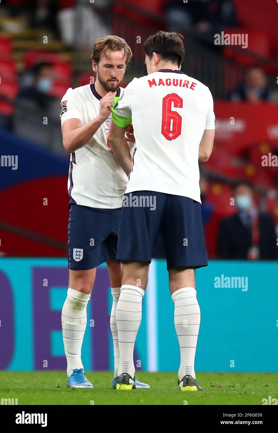 Der englische Harry Kane (links) übergibt die Patina beim FIFA-WM-Qualifikationsspiel 2022 im Wembley Stadium, London, an Harry Maguire. Bilddatum: Mittwoch, 31. März 2021. Stockfoto