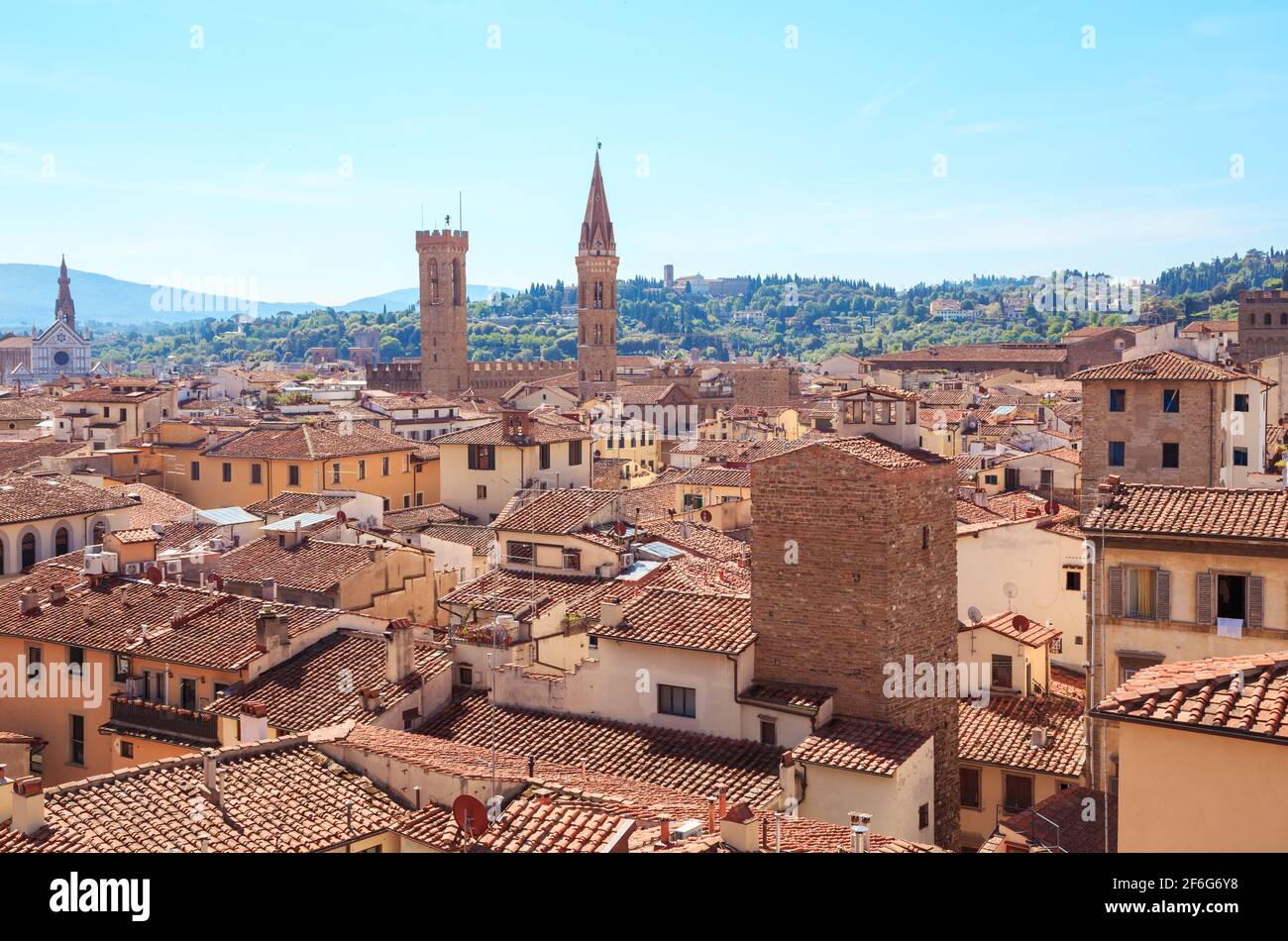 Italien, Toskana, Florenz. Türme des Nationalmuseums von Bargello und Badia Florentina. Auf der linken Seite die Basilika Santa Croce Stockfoto