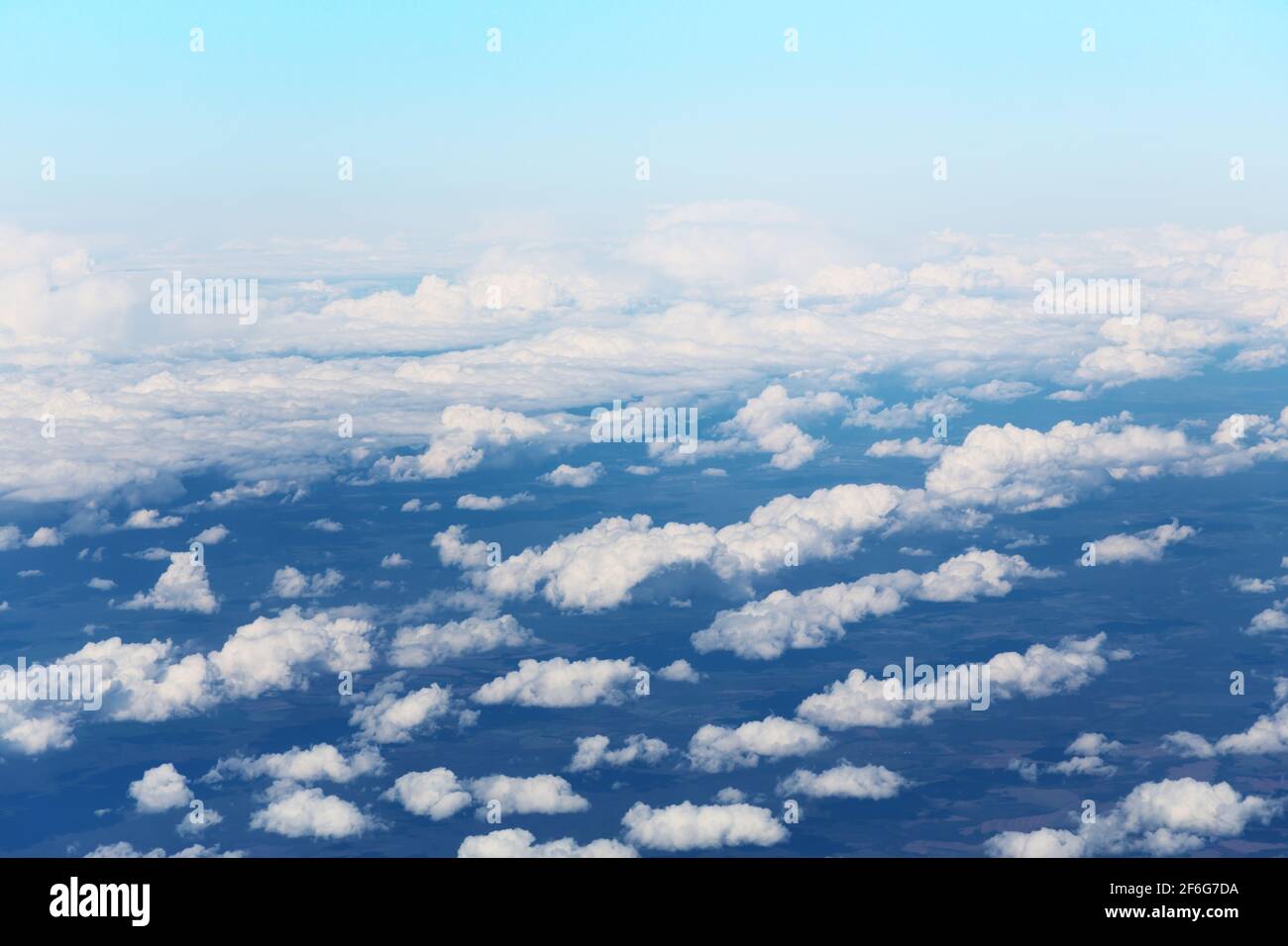 Ein blauer Himmel Wolkenlandschaft Hintergrund mit schönen weißen Wolken geschottet Aus dem Flugzeug Stockfoto