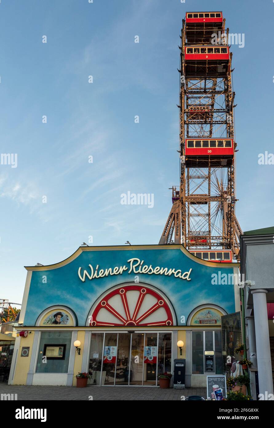 Eintritt zum Prater Riesenrad: Riesenrad Wurstelprater: Der Eingang zum berühmten Vergnügungspark Wiens berühmteste Attraktion ein riesiges antikes Riesenrad bei Sonnenuntergang an einem wolkenlosen Tag. Stockfoto