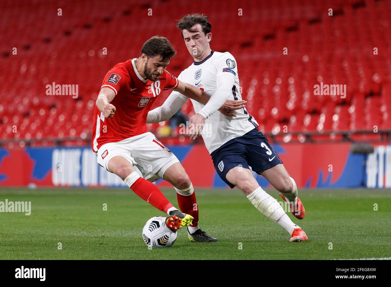 London, Großbritannien. März 2021, 31st. Ben Chilwell aus England und Bartosz Bereszynski aus Polen während des FIFA World Cup 2022 Qualifying Group I-Spiels zwischen England und Polen im Wembley-Stadion am 31st 2021. März in London, England. (Foto von Daniel Chesterton/phcimages.com) Quelle: PHC Images/Alamy Live News Stockfoto