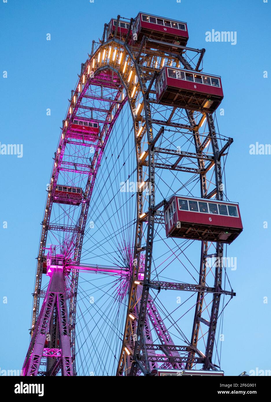 Der Prater Riesenrad: Riesenrad Wurstelprater in der Abenddämmerung: Wiens berühmteste Attraktion im Vergnügungspark ein riesiges antikes Riesenrad kurz nach Sonnenuntergang, beleuchtet von seinen vielen Lichtern. Stockfoto