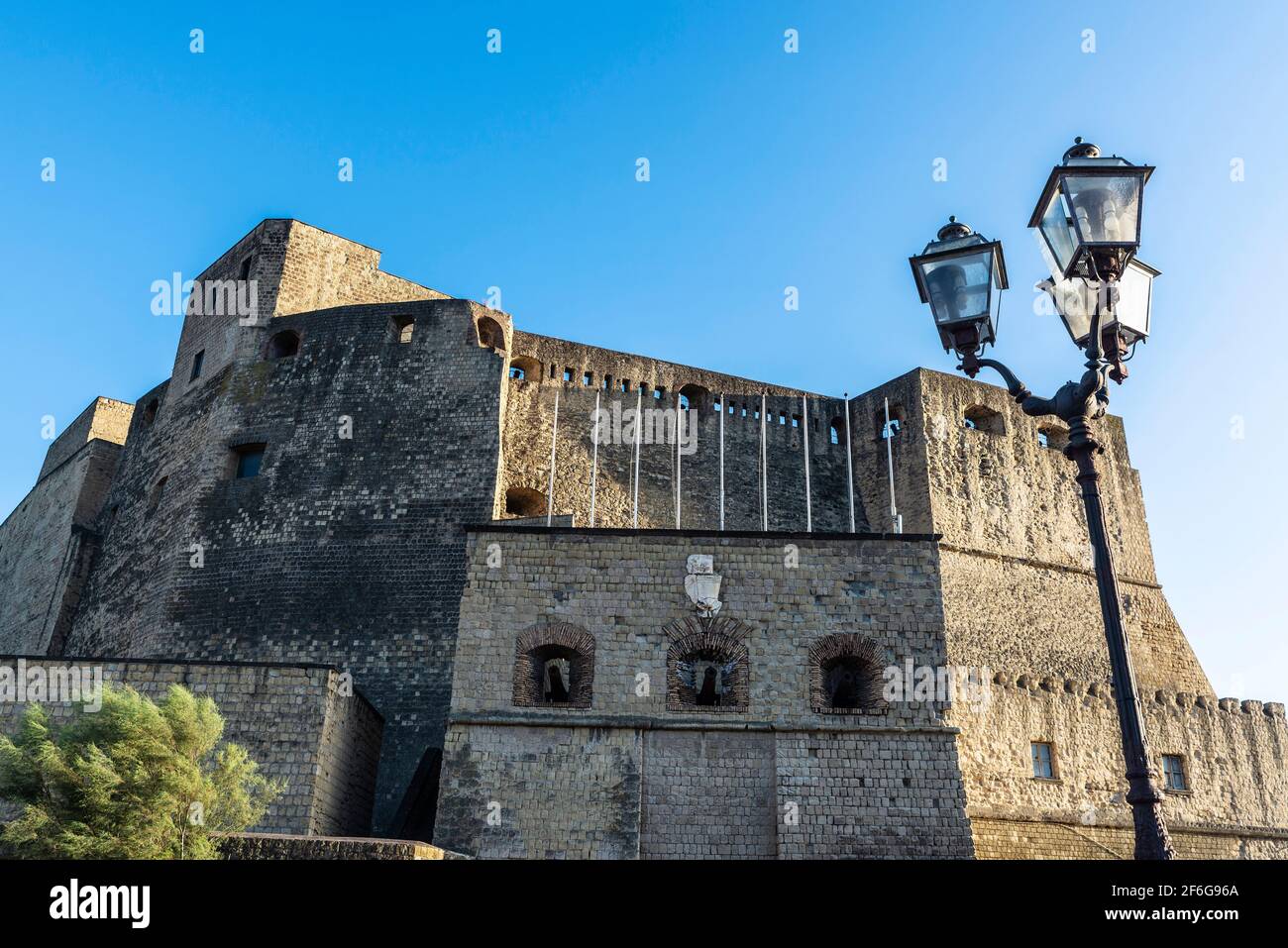 Fassade des Castel dell'Ovo (Egg Castle) am Golf von Neapel, Italien Stockfoto
