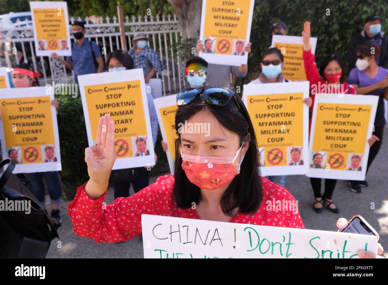 Los Angeles, Kalifornien, USA. März 2021, 31st. Ein Demonstrator zeigt ein dreifingige Zeichen des Widerstands, während Demokratieaktivisten und ihre Anhänger vor dem chinesischen Konsulat protestieren, um zu fordern, dass die Volksrepublik China "die Myanmar-Terroristen unterstützt", Mittwoch, 31. März 2021 in Los Angeles. Kredit: Ringo Chiu/ZUMA Wire/Alamy Live Nachrichten Stockfoto