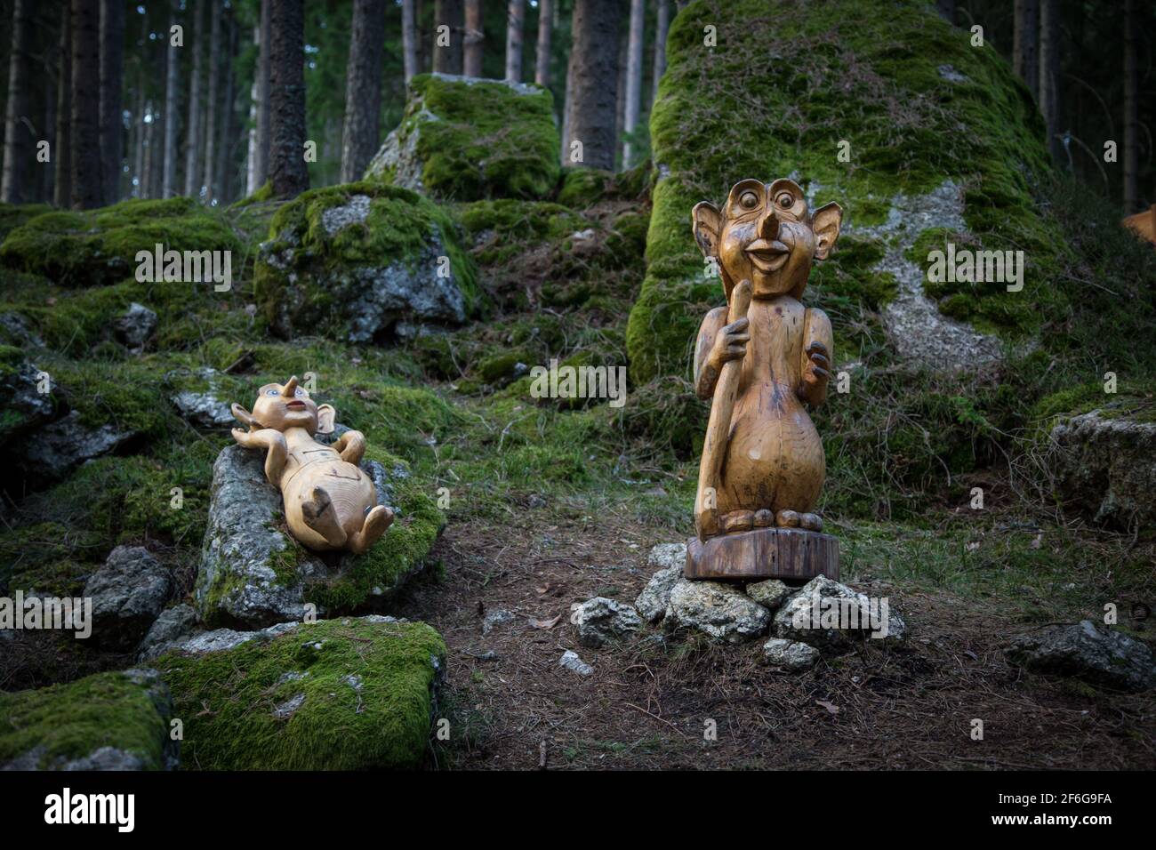 Lustige Holzfiguren im Nordwald, Waldviertel, Österreich Stockfoto