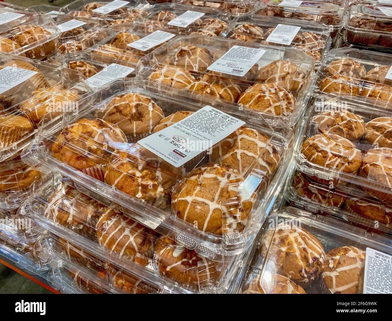 Himbeer-Zitronen-Muffins im Costco Großhandel Stockfoto