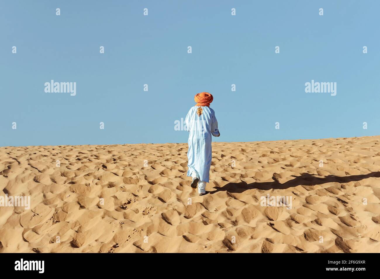 Ein marokkaner mit traditioneller Kleidung in der wüste der sahara Stockfoto