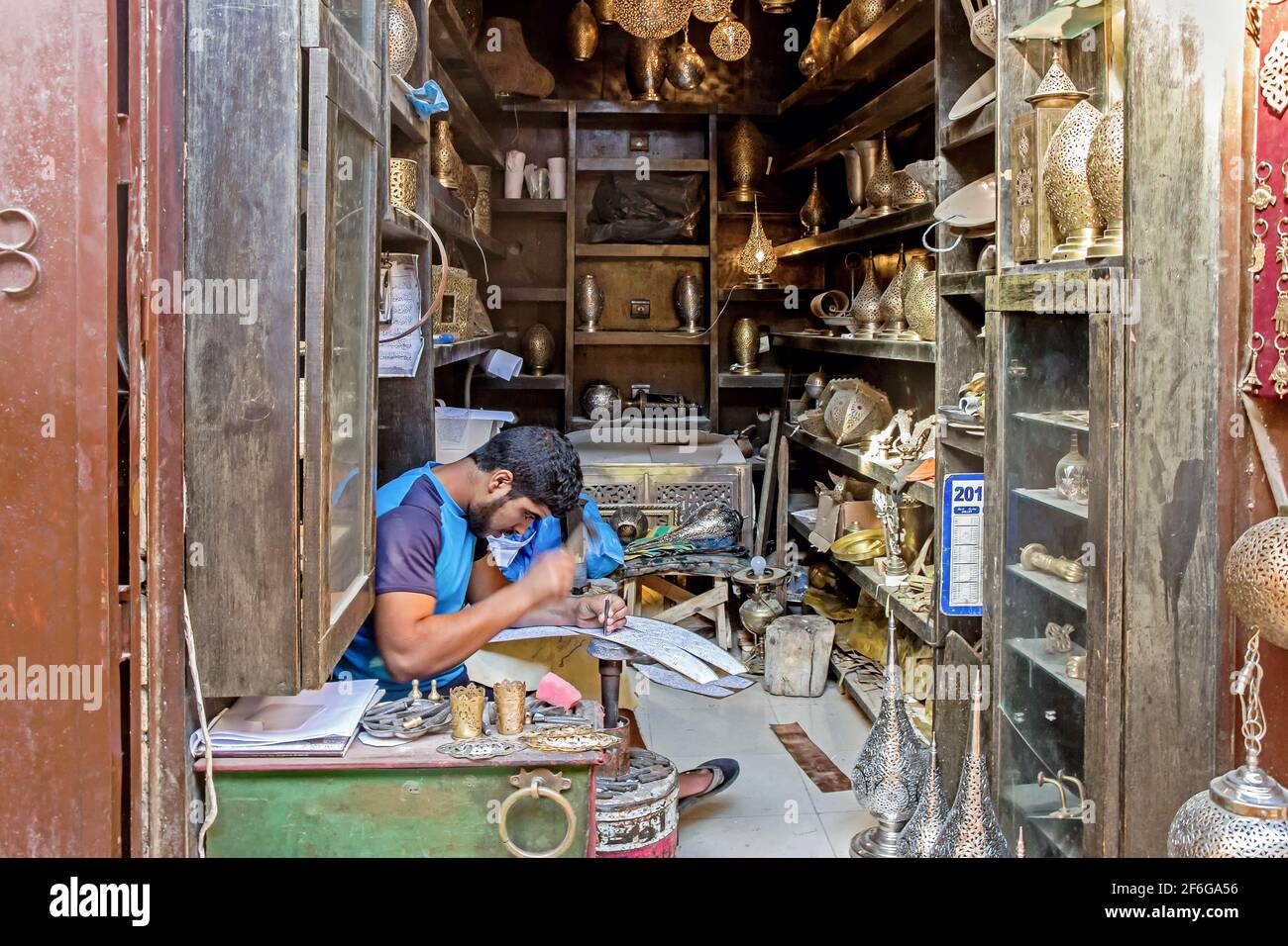 Metallarbeiten Handwerker machen Lampe in der Werkstatt in Marokko Stockfoto