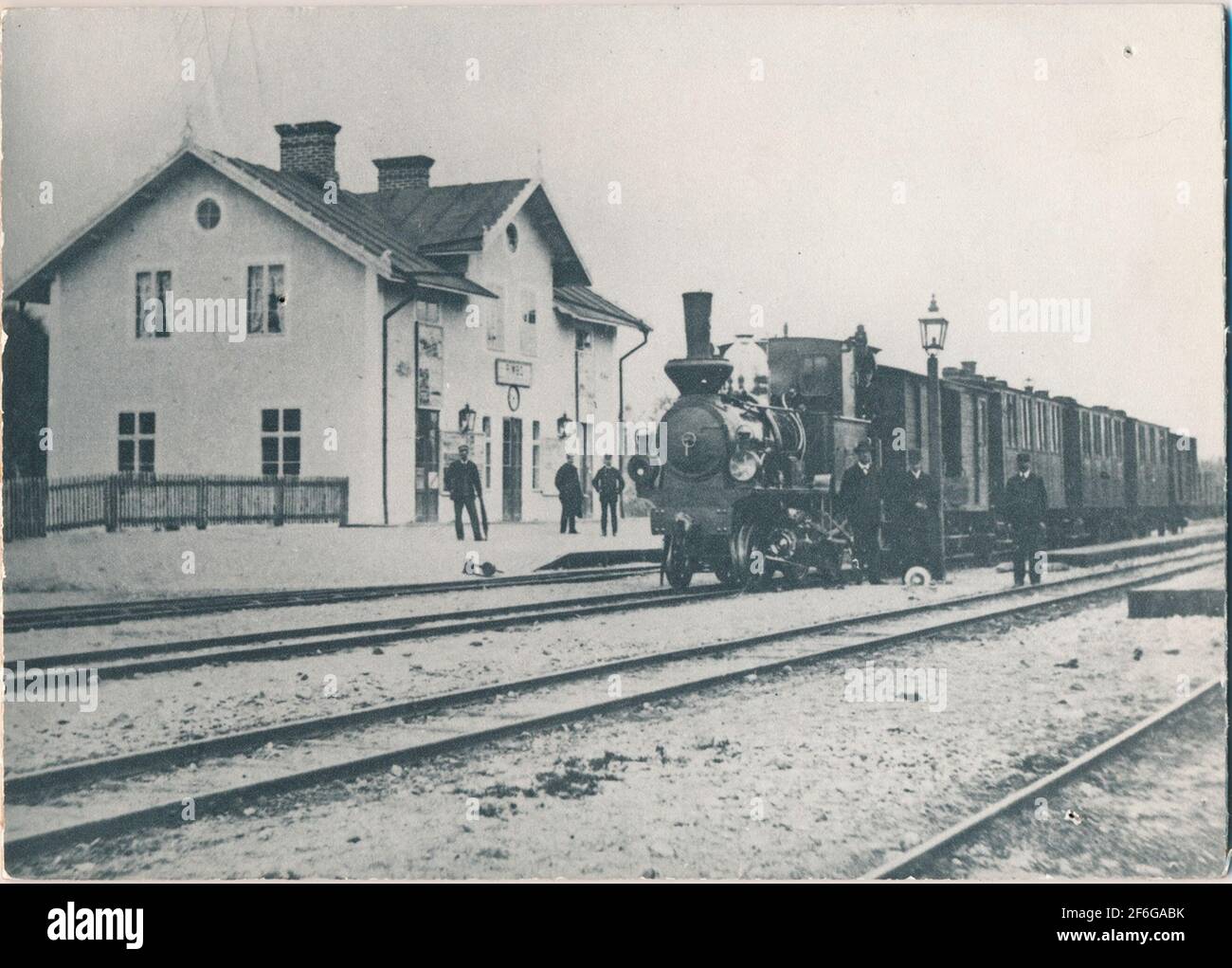 Stockholm - Rimbo Railway, SRJ. Erster Zug in Rimbobanan am Bahnhof Rimbo im Jahr 1885. Stockfoto