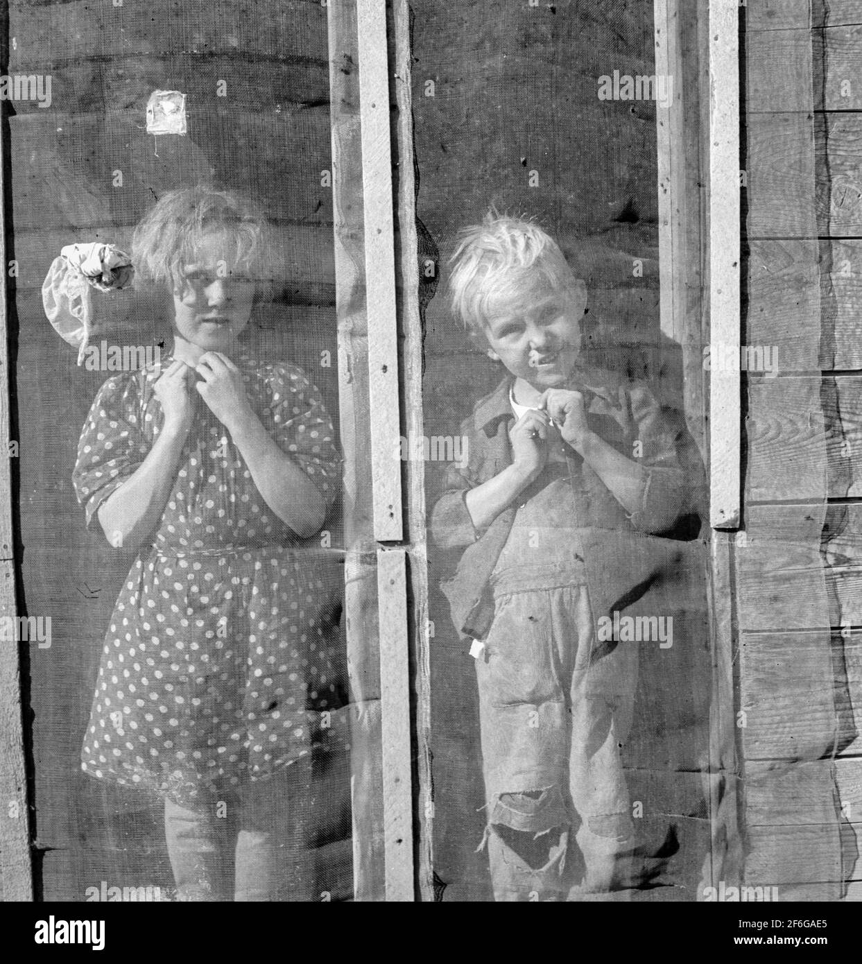 Zwei der sieben Browning-Kinder vor der Tür ihres Hauses in Oregon. Dead Ox Flat, Malheur County, Oregon. 1939. Foto von Dorothea lange. Stockfoto