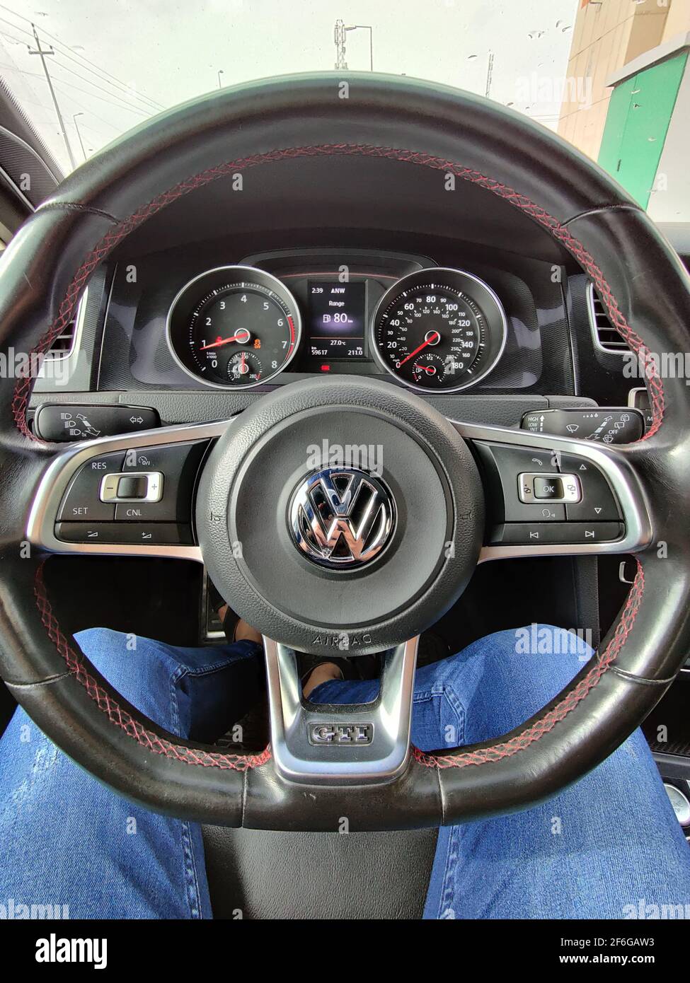 basra, Irak - 27. januar 2019: Fotos benehmen sich am Lenkrad des Autos Stockfoto