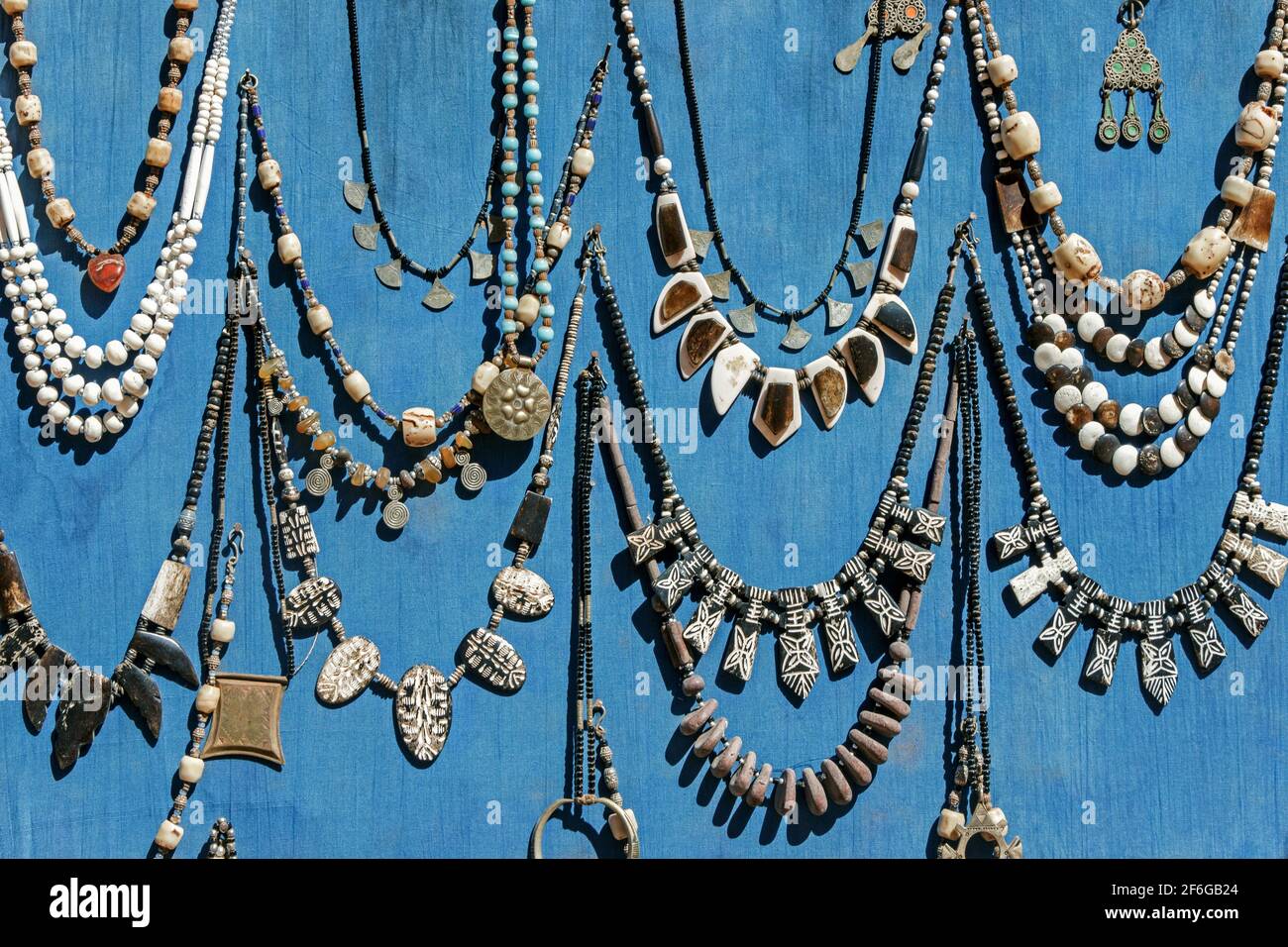 Handgemachte Halskette Schmuck auf dem Markt in Marokko Stockfoto