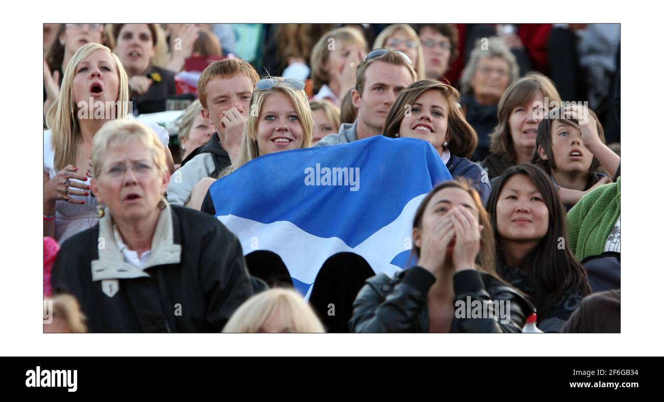 Wimbledon 2008... auf Murray Mound während des Andy Murray vs Nadal Matchphotographs von David Sandison The Independent Stockfoto