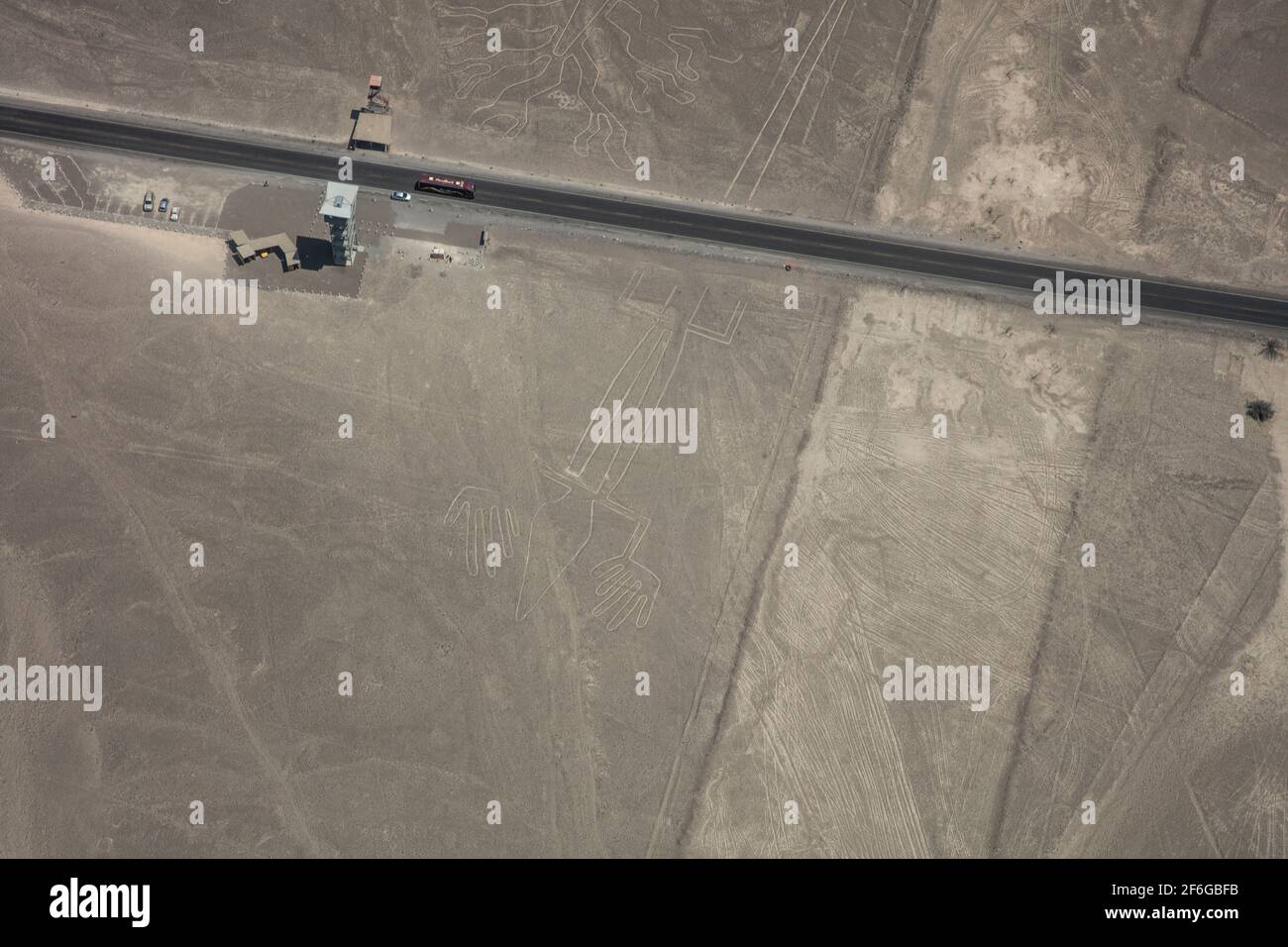 Busse und Autos auf dem Interamerikanischen oder Panamerikanischen Highway, der durch die Nazca-Linien im Süden Perus führt Stockfoto