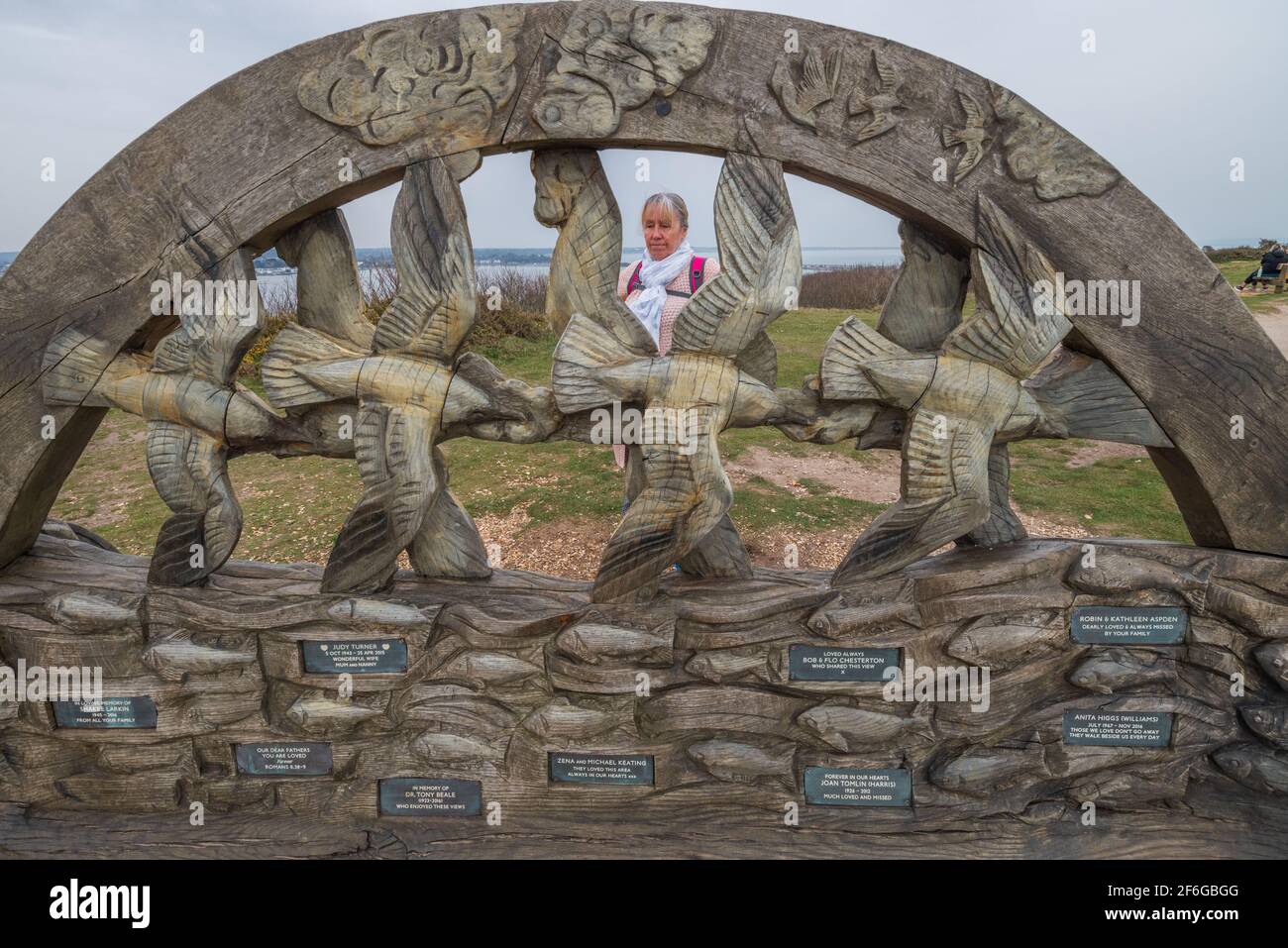 Memorial Holzschnitzerei mit Vögeln und Namensschild, Hengistbury Head, Christchurch, Dorset, UK Stockfoto