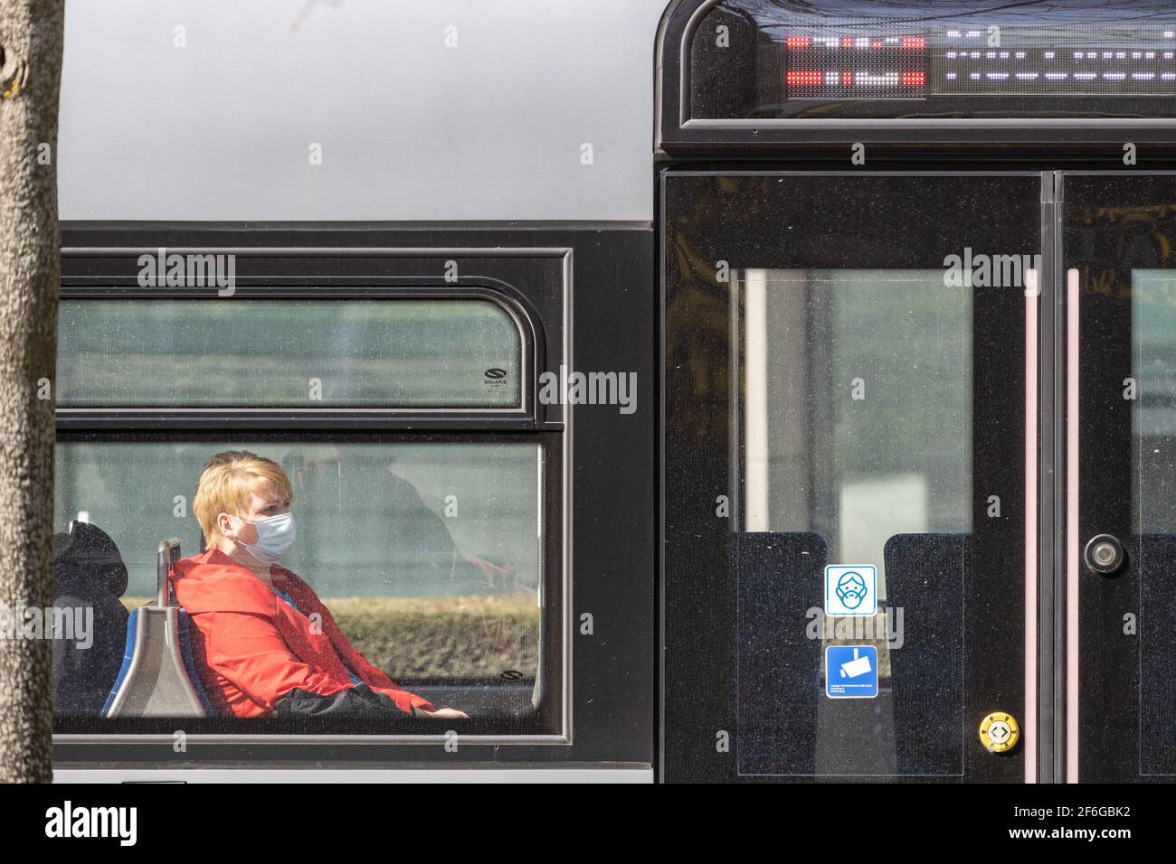 Leipzig, Sachsen, Deutschland 03-31-2021 ein Straßenbahnfahrer mit Mund- und Nasenschutz wegen der Corona-Pandemie Stockfoto