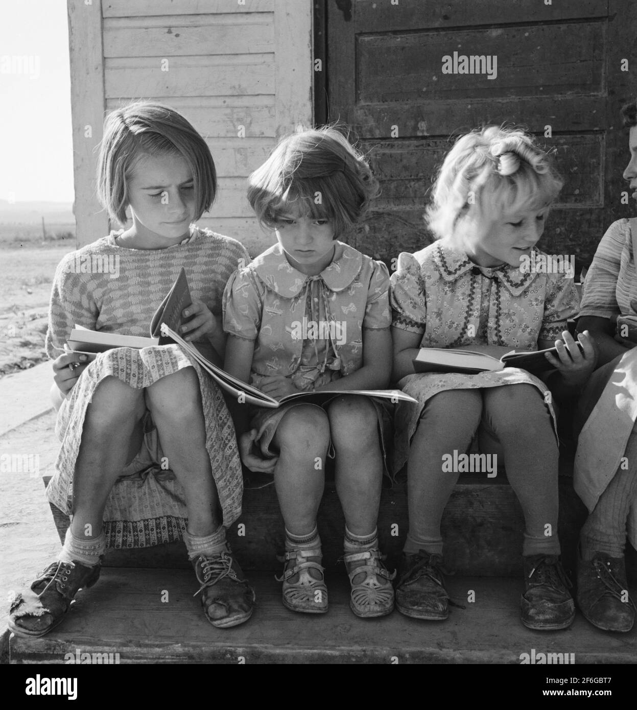 Mädchen der Lincoln Bench School studieren ihre Lesestunde. In Der Nähe Von Ontario, Malheur County, Oregon. 1939. Foto von Dorothea lange. Stockfoto