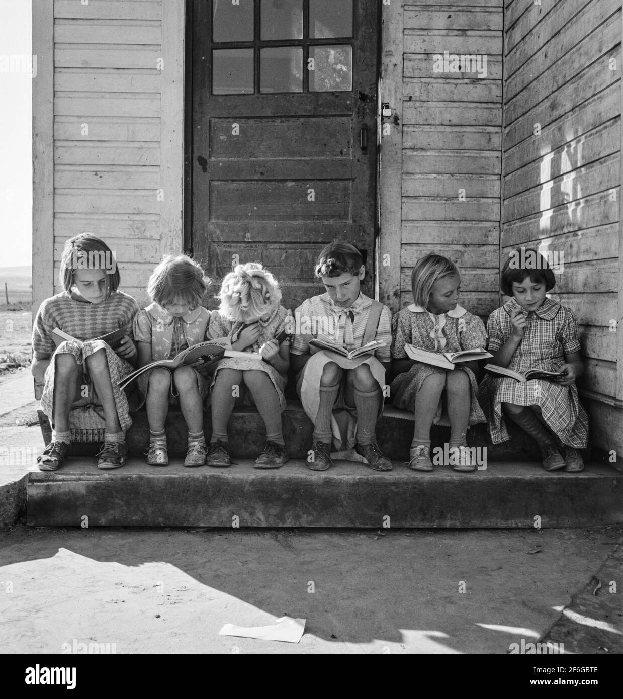 Mädchen der Lincoln Bench School studieren ihre Lesestunde. In Der Nähe Von Ontario, Malheur County, Oregon. 1939. Foto von Dorothea lange. Stockfoto