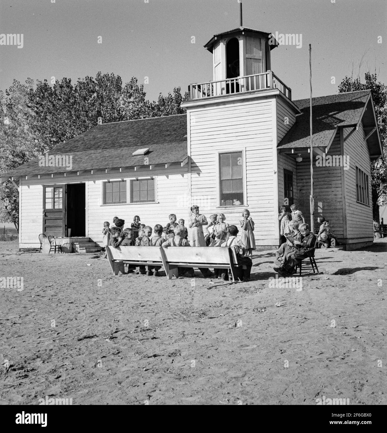 Lincoln Bank Schule und Hof. Nahe Ontario, Malheur County, Oregon. 1939. Foto von Dorothea lange. Stockfoto